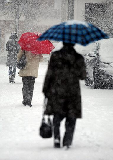 Kalt erwischt: Der Winter bedeckt viele Straße in Deutschland mit Schnee. Die Bilder.