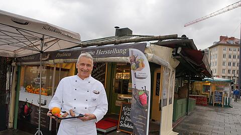 Knackige Erdbeer-Spieße, frische Pralinen. Josef Obermeier (56) fertigt Süßes mit Schokolade am südlichen Viktualienmarkt.