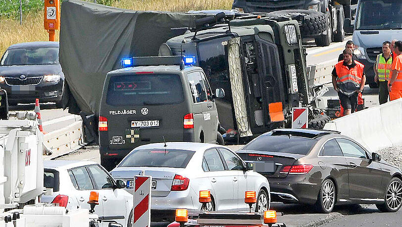 Der als Gefahrgut-Transport deklarierte Lkw kippte um. Der als Gefahrgut-Transport deklarierte Lkw kippte um.