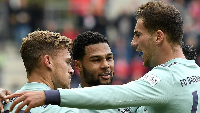Torschütze Leon Goretzka feiert seinen Treffer mit Joshua Kimmich und Serge Gnabry
