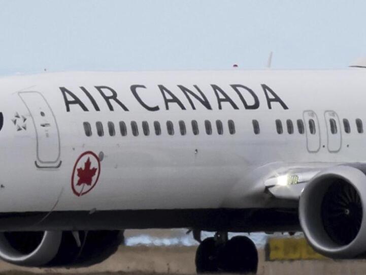 In einem kanadische Fluggesellschaft Air Canada wurde eine schlafende Frau vom Personal nach der Landung übersehen und anschließend in der Maschine eingeschlossen.