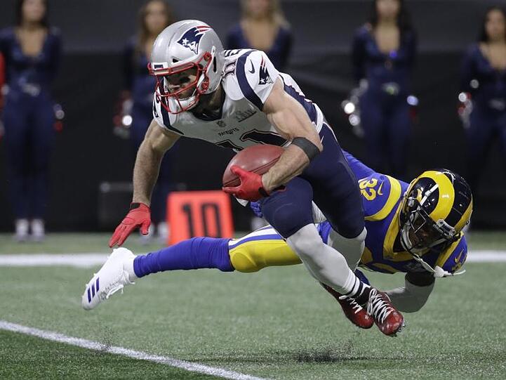 Troy Hill (r) von den Rams beim Tackling gegen Julian Edelman von den Patriots.