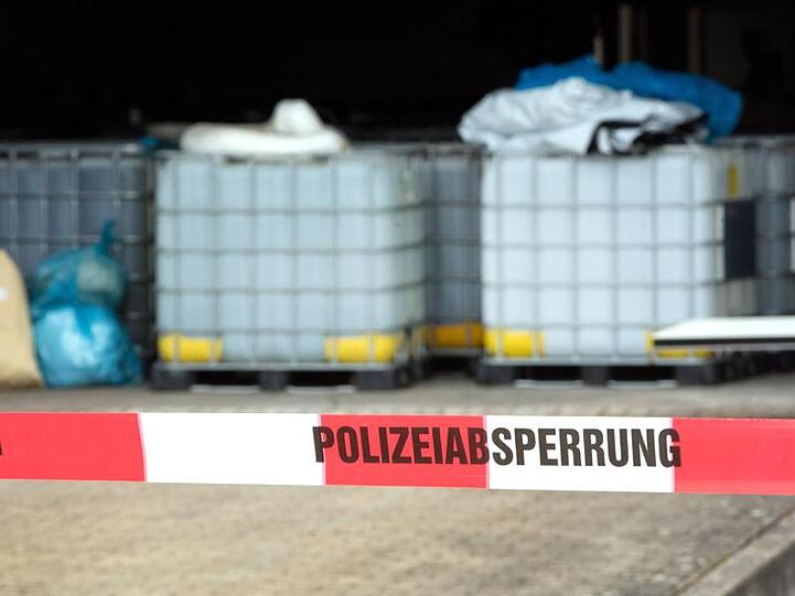 Nach dem Fund von Tausenden Litern Chemikalien und Dutzenden Gasflaschen im Kreis Minden-Lübbecke ermitteln Polizei und Landeskriminalamt.