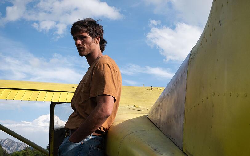 Der junge Pilot Hig (Jacob Elordi) düst auch in einer völlig zerstörten Welt mit seinem Flugzeug durch die Gegend. Der junge Pilot Hig (Jacob Elordi) düst auch in einer völlig zerstörten Welt mit seinem Flugzeug durch die Gegend.