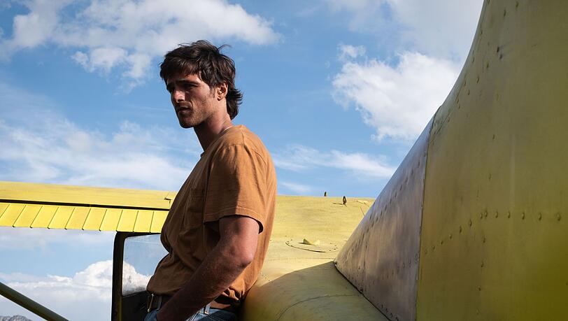 Der junge Pilot Hig (Jacob Elordi) düst auch in einer völlig zerstörten Welt mit seinem Flugzeug durch die Gegend. Der junge Pilot Hig (Jacob Elordi) düst auch in einer völlig zerstörten Welt mit seinem Flugzeug durch die Gegend.