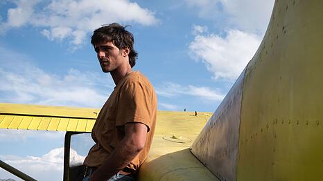 Der junge Pilot Hig (Jacob Elordi) d&uuml;st auch in einer v&ouml;llig zerst&ouml;rten Welt mit seinem Flugzeug durch die Gegend.