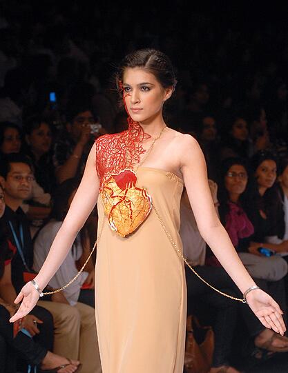 Fashion Week in der indischen Hafenmetropole Mumbai: Manche Kreationen sehen aus, als kämen sie von einem anderen Planeten. Der Stil bewegt sich in gewagter Weise zwischen Lady Gaga, Star Wars und Minnie Maus.