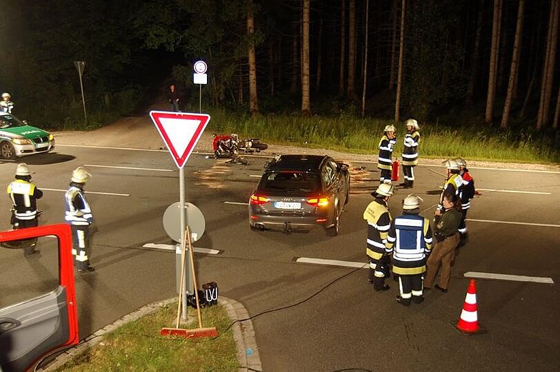 Später am Abend übersah ein 74-Jähriger Autofahrer in Höhenkirchen-Siegertsbrunn im Einmündungsbereich der Staatsstraße 2078/ Rosenheimer Str. einen vorfahrsberechtigen Motorradfahrer. Der 47-jährige Biker mit seiner BMW R 1100 RS konnte einen Zusammenstoß nicht verhindern und kollidierte frontal mit dem Audi des Rentners. Schwerverletzt musste er mit dem Rettungshubschrauber in eine Münchner Klinik gebracht werden.