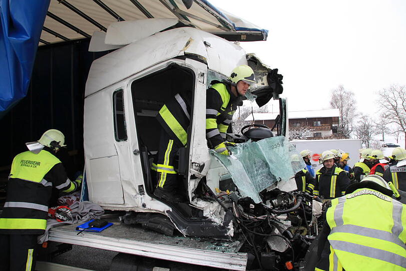 Schwerer Lkw-Unfall auf der A8 bei Frasdorf: Ein Lastwagen war in ein liegengebliebenes Fahrzeug gerast. Die Bilder.
