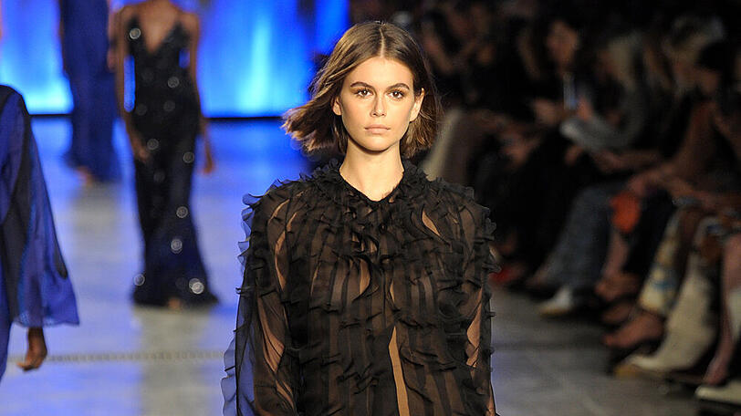 Kaia Gerber beeindruckte in einem schwarzen Rüschenkleid bei der Milan Fashion Week