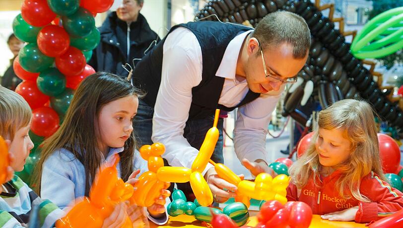 Beim Nachbarschaftsfest kommen auch die Kinder aus dem Viertel auf ihre Kosten. Beim Nachbarschaftsfest kommen auch die Kinder aus dem Viertel auf ihre Kosten.