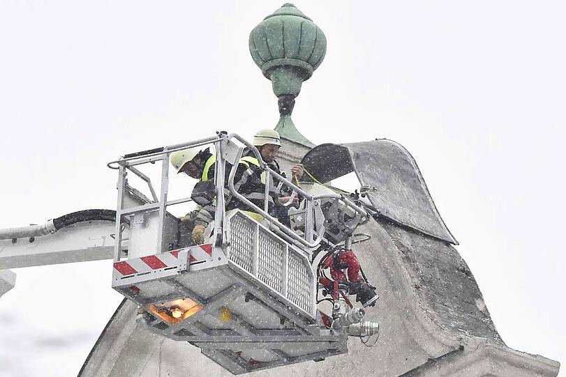 Die Feuerwehr rückte mit einer speziellen Hebebühne an und entfernte das lockere Blech vom Schuldach.