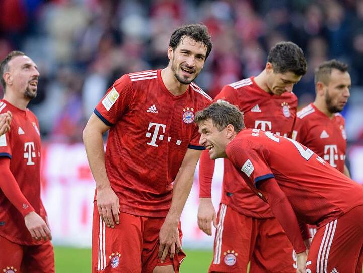 Mats Hummels (l) und Thomas Müller hatten nach dem Sieg des FC Bayern gut Laue.