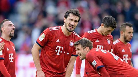 Mats Hummels (l) und Thomas Müller hatten nach dem Sieg des FC Bayern gut Laue.