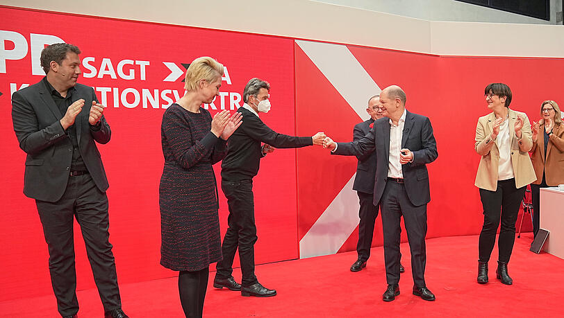 Olaf Scholz (3. von rechts), designierter SPD Kanzler und geschäftsführender Bundesminister der Finanzen, freut sich nach der Zustimmung beim SPD-Parteitag im Willy-Brandt-Haus zum geplanten Koalitionsvertrag mit den Vorstandsmitgliedern und klatscht sich mit Rolf Mützenich, Vorsitzender der SPD-Bundestagsfraktion, ab.