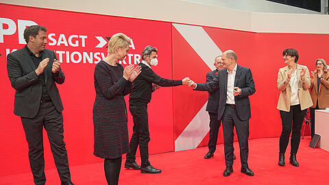 Olaf Scholz (3. von rechts), designierter SPD Kanzler und geschäftsführender Bundesminister der Finanzen, freut sich nach der Zustimmung beim SPD-Parteitag im Willy-Brandt-Haus zum geplanten Koalitionsvertrag mit den Vorstandsmitgliedern und klatscht sich mit Rolf Mützenich, Vorsitzender der SPD-Bundestagsfraktion, ab.