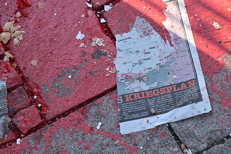 Vor dem russischen Generalkonsulat in München: Ein Zeitungsausriss mit dem Schriftzug "Kriegsplan".