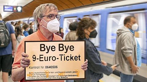 Bye Bye 9-Euro-Ticket – so nimmt ein Fahrgast in München Abschied von der günstigen Fahrkarte.