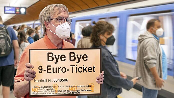 Bye Bye 9-Euro-Ticket – so nimmt ein Fahrgast in München Abschied von der günstigen Fahrkarte.