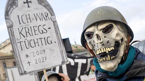 Demonstranten nehmen am Rand der 60. Münchner Sicherheitskonferenz an einer Protestkundgebung unter den Motto „Gegen die NATO-Kriegstagung“ in der Innenstadt teil.