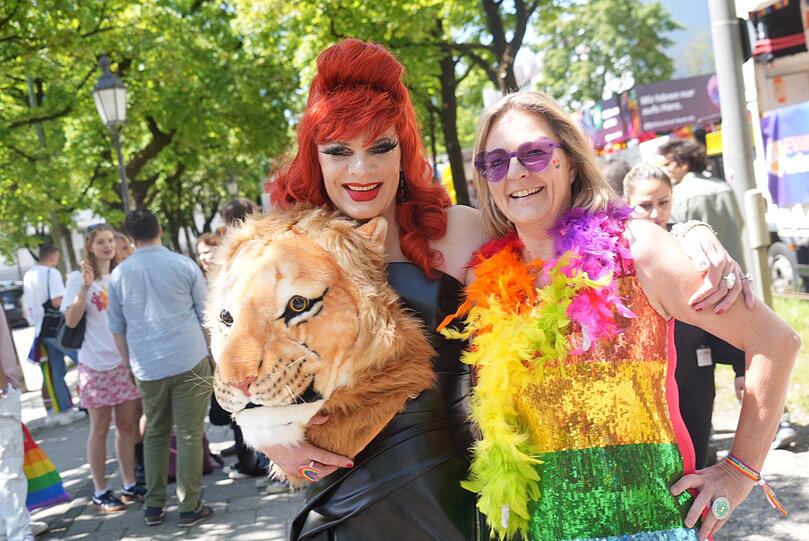 Drag Queen Sabine Maultäschle (l.) mit Stadträtin Anja Berger im Regenbogen Kleid.