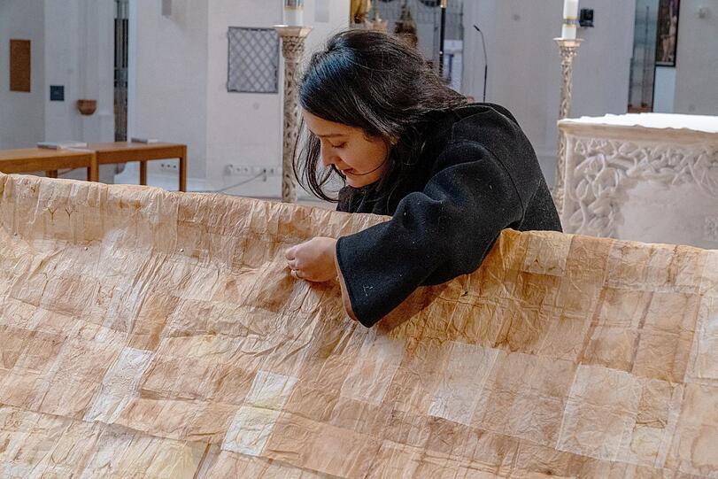 Lisa Granada bei der Arbeit am Fastentuch.