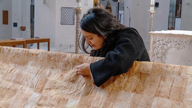 Lisa Granada bei der Arbeit am Fastentuch.