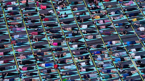Hunderte Yogis nehmen an Yoga-Kursen im Herzen Manhattans teil.