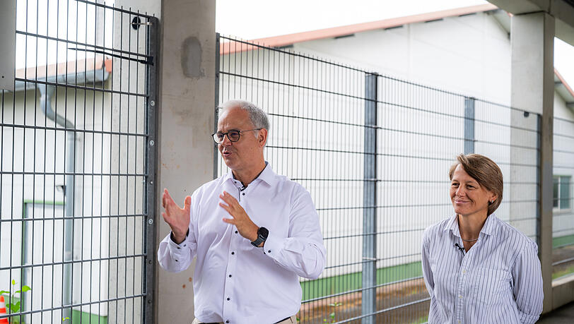 Arena-Chef Jürgen Muth (l.) und Bianca Rech, die Direktorin der Frauenfußball-Abteilung beim FC Bayern. Arena-Chef Jürgen Muth (l.) und Bianca Rech, die Direktorin der Frauenfußball-Abteilung beim FC Bayern.