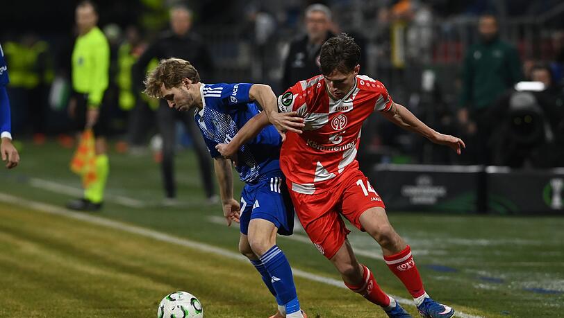 Wechselt von Mainz nach Nürnberg: Der Däne William Böving (r) wird für ein Jahr ausgeliehen. Wechselt von Mainz nach Nürnberg: Der Däne William Böving (r) wird für ein Jahr ausgeliehen.