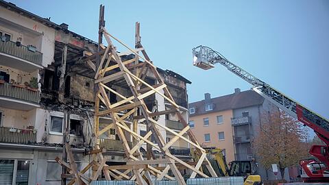 Mit einem Holzger&uuml;st wurde das Geb&auml;ude stabilisiert.