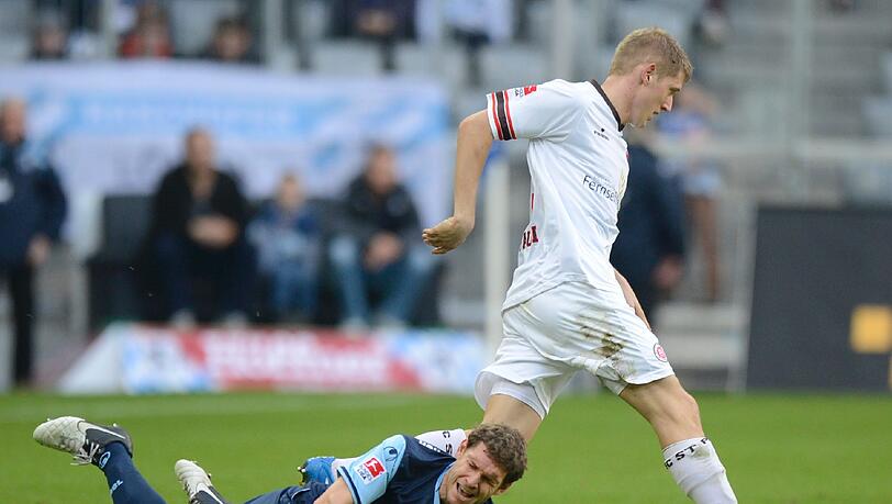 Schmerzhaftes Wiedersehen für Moritz Volz. Gegen seinen Ex-Club macht er kein gute Figur. Schmerzhaftes Wiedersehen für Moritz Volz. Gegen seinen Ex-Club macht er kein gute Figur.