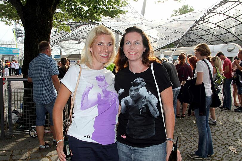 Mirjam und Nicole kommen extra aus der Schweiz angereist. In der Schweiz spielt Robbie am 16., doch an diesem Tag heiratet Mirijam. Dann eben München