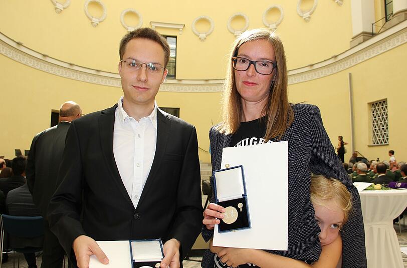 Katrin Lindauer und Moritz Rennet haben nicht lange gezögert &ndash; Zivilcourage, die mit einer Medaille belohnt wurde.