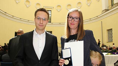Katrin Lindauer und Moritz Rennet haben nicht lange gezögert &ndash; Zivilcourage, die mit einer Medaille belohnt wurde.