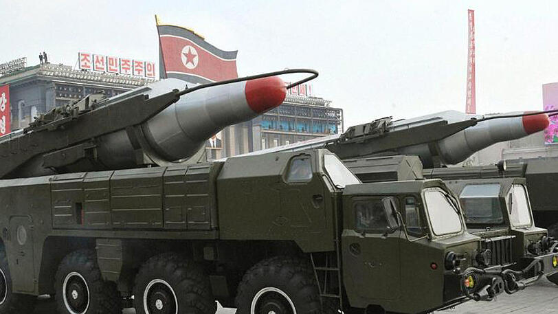 Eine nordkoreanische Musudan-Rakete wird bei einer Militärparade durch die Straßen von Pjöngjang gefahren.