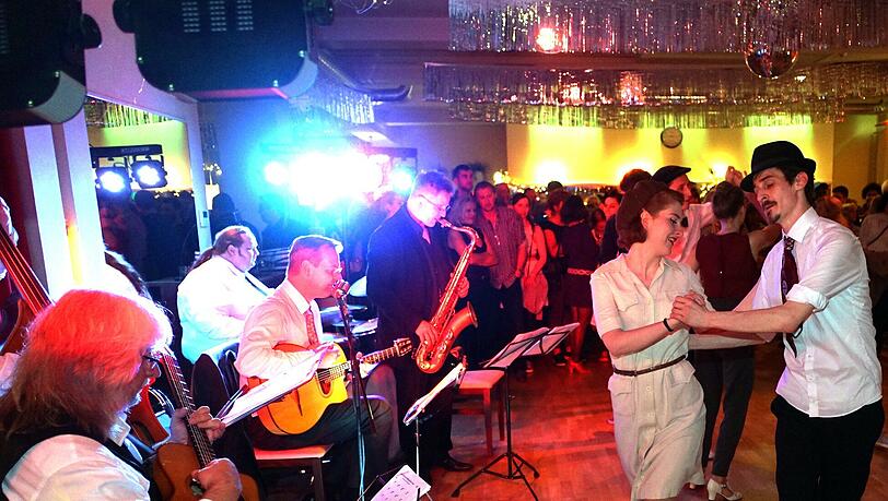 Im Vintage Club in der Sonnenstraße konnte man zum Rock und Swing der 20er bis 50er nicht stillsitzen. Im Vintage Club in der Sonnenstraße konnte man zum Rock und Swing der 20er bis 50er nicht stillsitzen.
