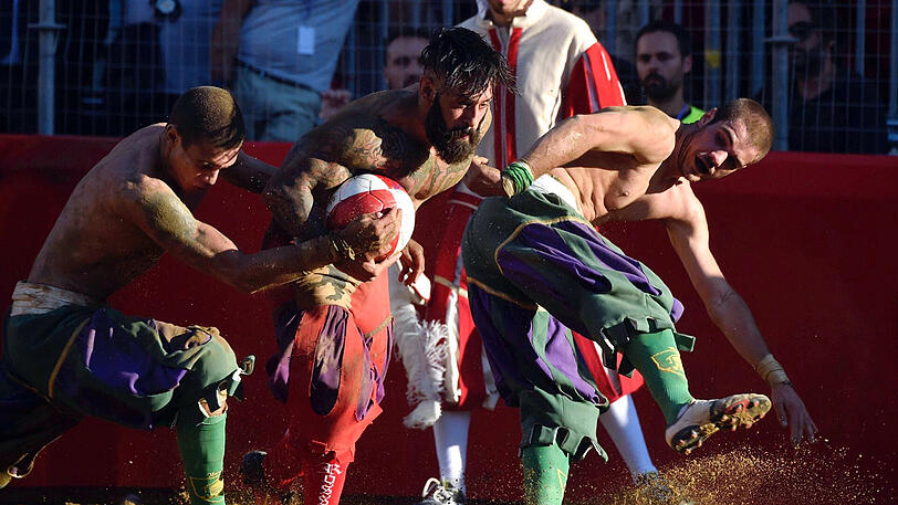 Der Spielball wird hier ganz schnell zur Nebensache - Schläge und Tritte sind hier ausdrücklich erlaubt. Die Biler vom Calcio Storico in Florenz.