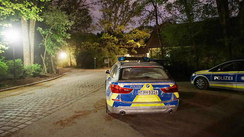Polizisten bei einem Einsatz im Englischen Garten.