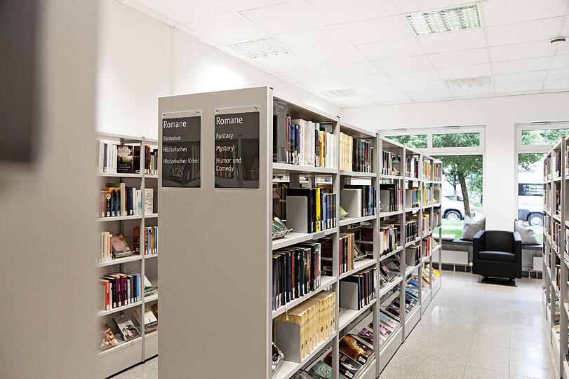 Die neue Bücherei in Waldtrudering ist hell und groß: Damit hier bald noch mehr Leute Bücher und Co. ausleihen können.
