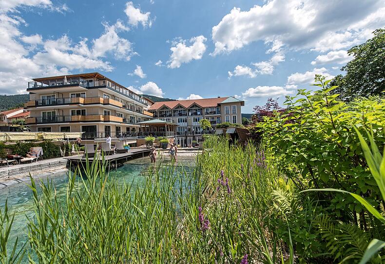 Blick auf den Bodenmaiser Hof vom Feng-Shui-Badeteich
