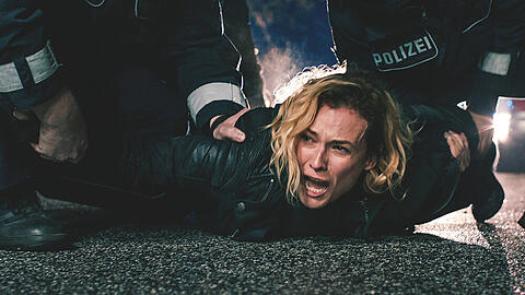 "Aus dem Nichts": Als Katja (Diane Kruger) abends Mann und Sohn abholen will, erfährt sie, dass es einen Anschlag gab. Die Polizei versucht sie davon abzuhalten, den Tatort zu betreten.
