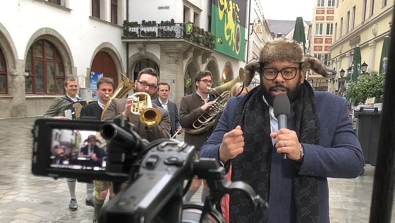 Sieht echt aus, ist aber Spaß:  (Statisten-)Reporter, die vor dem Hofbräuhaus aufgeregt über die vermeintliche Ankunft des Prinzen berichten.