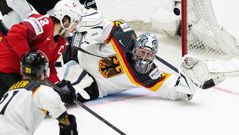 Der Schweizer Nico Hischier (l) und Deutschlands Torwart Philipp Grubauer (r) in Aktion.