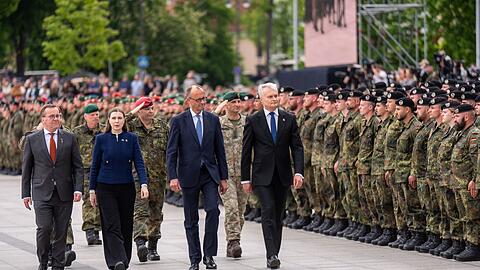 "Wer einen Verbündeten bedroht, muss wissen, dass das 
gesamte Bündnis gemeinsam jeden Zentimeter des Nato-Territoriums verteidigen wird", sagte Merz bei der Aufstellung der Panzerbrigade.