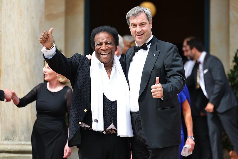 Der Sänger Roberto Blanco und Markus Söder (CSU) und Ministerpräsident von Bayern, kamen 2024 zur Eröffnung der Bayreuther Festspiele,