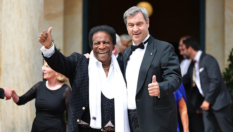 Der Sänger Roberto Blanco und Markus Söder (CSU) und Ministerpräsident von Bayern, kamen 2024 zur Eröffnung der Bayreuther Festspiele, Der Sänger Roberto Blanco und Markus Söder (CSU) und Ministerpräsident von Bayern, kamen 2024 zur Eröffnung der Bayreuther Festspiele,