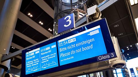 Dieser Zug hatte fast sechs Stunden Versp&auml;tung.  "War interessant auf jeden Fall", sagt Fahrgast Cziczi.