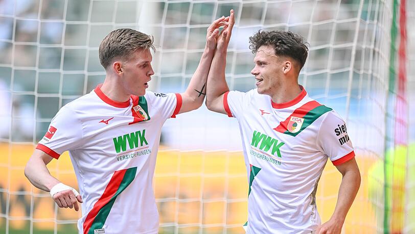 Anton Kade (l) und Robin Fellhauer waren f&uuml;r den FC Augsburg im Testspiel erfolgreich. (Archivbild)