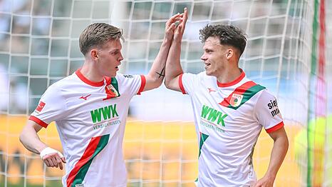 Anton Kade (l) und Robin Fellhauer waren f&uuml;r den FC Augsburg im Testspiel erfolgreich. (Archivbild)